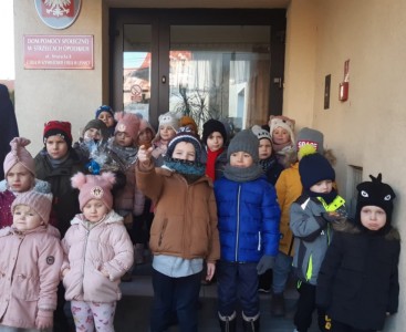 Na zdjęciu dzieci przed budynkiem Domu Pomocy Społecznej w Strzelcach Opolskich. - powiększ