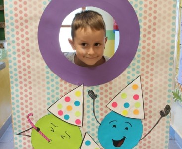 Zdjęcie przedstawia dziecko w fotobudce. - powiększ