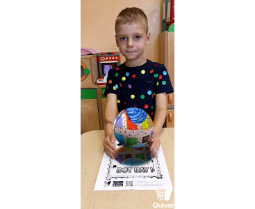 Na zdjęciu dziecko z wersją 3D swojej kropki. - powiększ