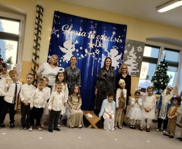Zdjęcie grupowe dzieci z paniami z okazji jasełek. - powiększ