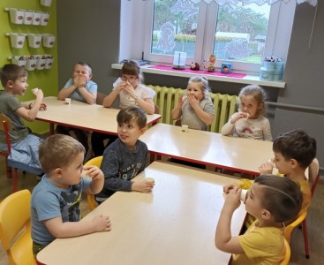 Zdjęcie przedstawia dzieci w trakcie degustacji cytryny. - powiększ