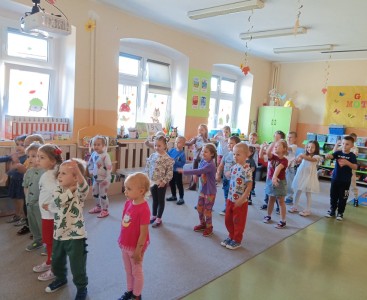 Zdjęcie przedstawia dzieci podczas tańca - powiększ