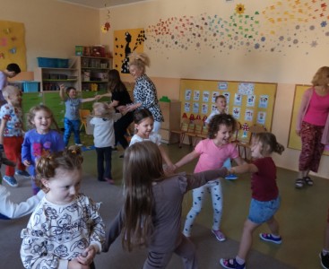 Zdjęcie przedstawia dzieci podczas tańca - powiększ