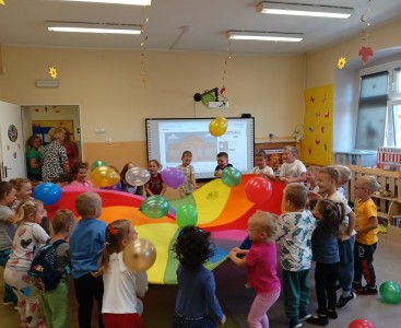 Na zdjęciu dzieci w trakcie zabawy z chustą animacyjną - powiększ