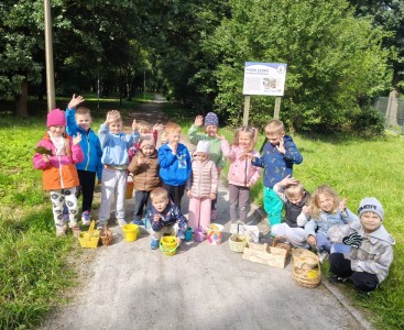 Zdjęcie grupowe dzieci w parku leśnym z okazji powitania jesieni. - powiększ