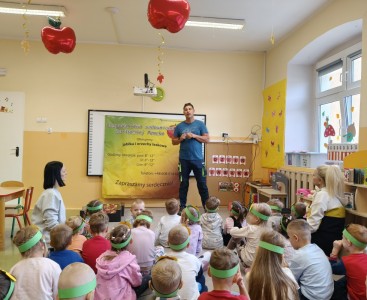 Zdjęcie przedstawia dzieci w trakcie spotkania z sadownikiem. - powiększ
