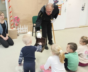 Zdjęcie przedstawia dzieci z Panem Górnikiem.  - powiększ