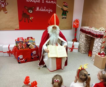 Zdjęcie przedstawia dzieci z Mikołajem.  - powiększ