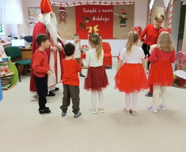 Zdjęcie przedstawia dzieci z Mikołajem.  - powiększ