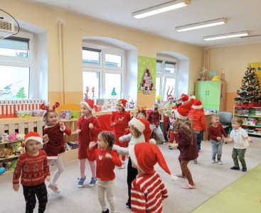 Na zdjęciu dzieci w trakcie zabaw z Elfem - powiększ