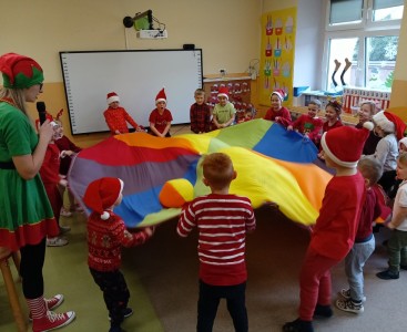 Na zdjęciu dzieci w trakcie zabaw z Elfem - powiększ