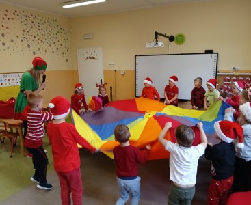 Na zdjęciu dzieci w trakcie zabaw z Elfem - powiększ