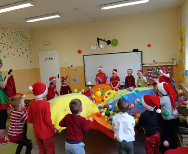 Na zdjęciu dzieci w trakcie zabaw z Elfem - powiększ