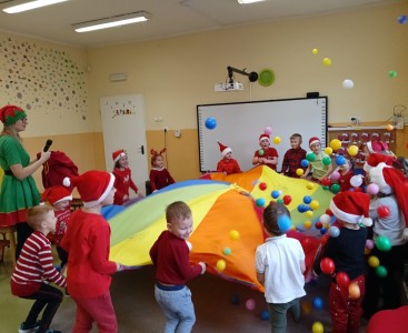 Na zdjęciu dzieci w trakcie zabaw z Elfem - powiększ