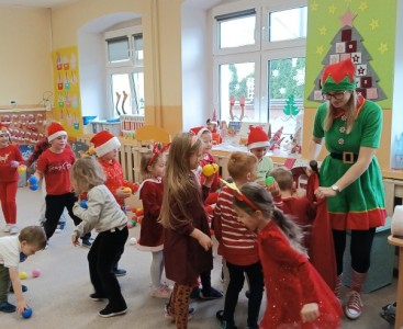 Na zdjęciu dzieci w trakcie zabaw z Elfem - powiększ