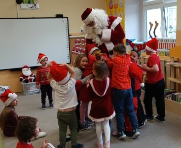 Na zdjęciu dzieci witają Świętego Mikołaja - powiększ