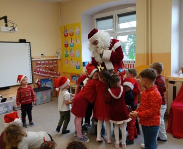 Na zdjęciu dzieci witają Świętego Mikołąja - powiększ