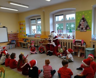 Na zdjęciu dzieci w trakcie spotkania ze Świętym Mikołajem - powiększ
