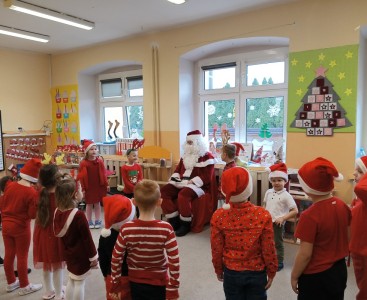Na zdjęciu dzieci w trakcie występu dla Świętego Mikołaja - powiększ