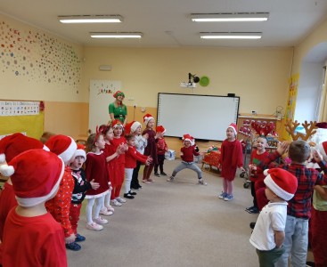 Na zdjęciu dzieci w trakcie występu dla Świętego Mikołaja - powiększ