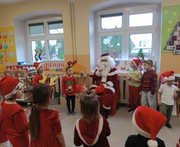 Na zdjęciu dzieci w trakcie występu dla Świętego Mikołaja - powiększ