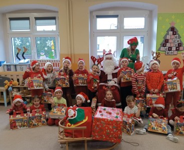 Zdjęcie grupowe z Mikołajem i Elfem - powiększ