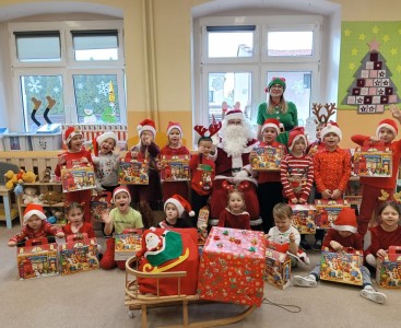 Zdjęcie grupowe z Mikołajem i Elfem - powiększ
