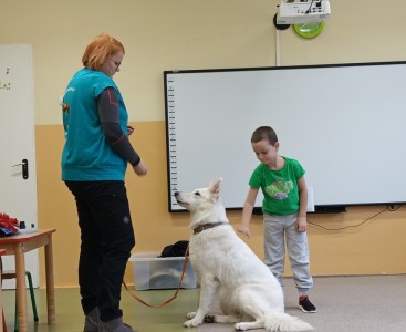 Na zdjęciu dziecko z suczką Super - powiększ