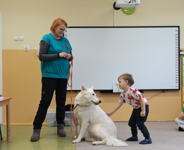 Na zdjęciu dziecko z suczką Super - powiększ