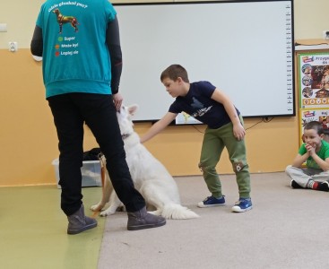 Na zdjęciu dziecko z suczką Super - powiększ