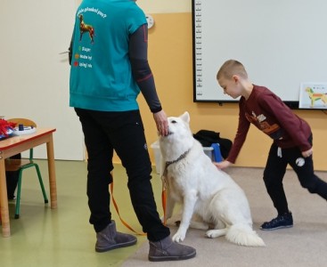 Na zdjęciu dziecko z suczką Super - powiększ