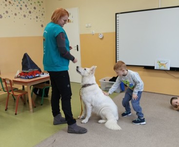 Na zdjęciu dziecko z suczką Super - powiększ