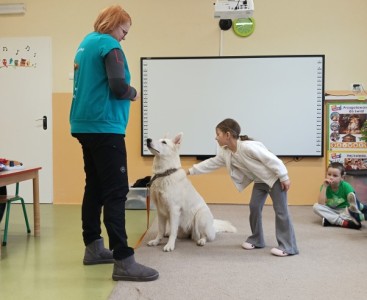 Na zdjęciu dziecko z suczką Super - powiększ