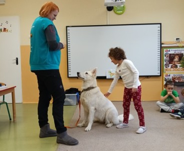 Na zdjęciu dziecko z suczką Super - powiększ