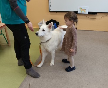 Na zdjęciu dziecko z suczką Super - powiększ