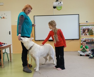 Na zdjęciu dziecko z suczką Super - powiększ