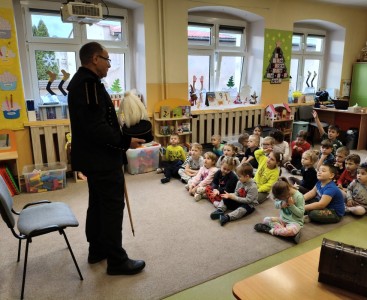 Zdjęcie przedstawia dzieci podczas spotkania z górnikiem. - powiększ