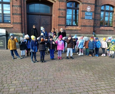 Na zdjęciu dzieci przed Miejską i Gminną Biblioteką - powiększ