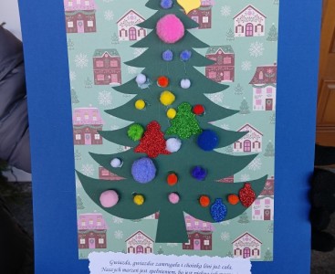 Na zdjęciu kartka bożonarodzeniowa wykonana przez dzieci - powiększ