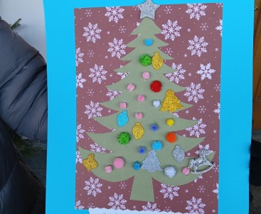 Na zdjęciu kartka bożonarodzeniowa wykonana przez dzieci - powiększ