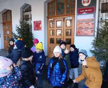 Zdjęcie przedstawia dzieci przed Urzędem Miejskim - powiększ