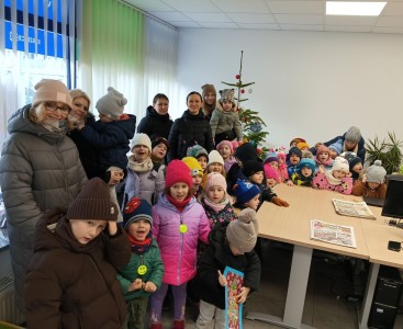 Zdjęcie przedstawia dzieci w redakcji Strzelca Opolskiego - powiększ