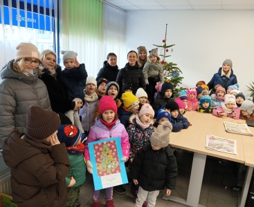 Zdjęcie przedstawia dzieci w redakcji Strzelca Opolskiego - powiększ