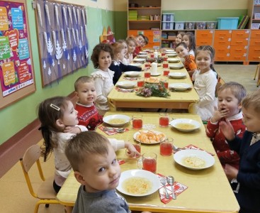 Na zdjęciu dzieci podczas wigilijnego obiadu - powiększ