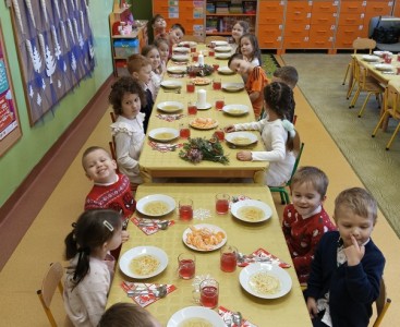 Na zdjęciu dzieci podczas wigilijnego obiadu - powiększ