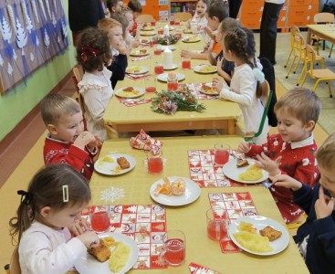 Na zdjęciu dzieci podczas wigilijnego obiadu - powiększ