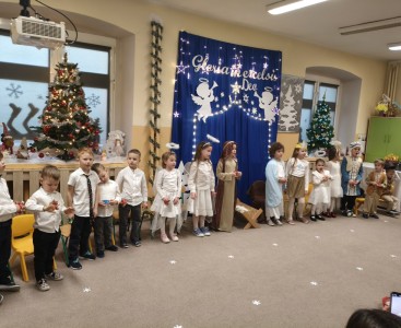 Zdjęcie przedstawia dzieci w trakcie jasełek. - powiększ