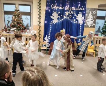 Zdjęcie przedstawia dzieci w trakcie jasełek. - powiększ