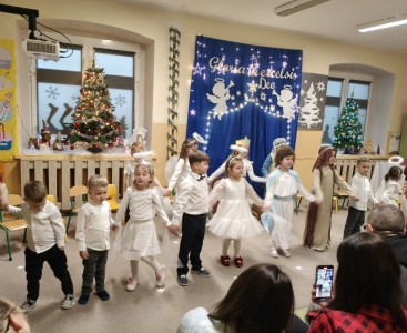 Zdjęcie przedstawia dzieci w trakcie jasełek. - powiększ