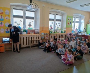 Na zdjęciu dzieci podczas spotkania ze stewardessą - powiększ